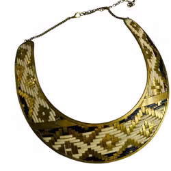 Halsband med flätat mönster