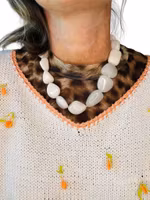 Halsband med vit agat