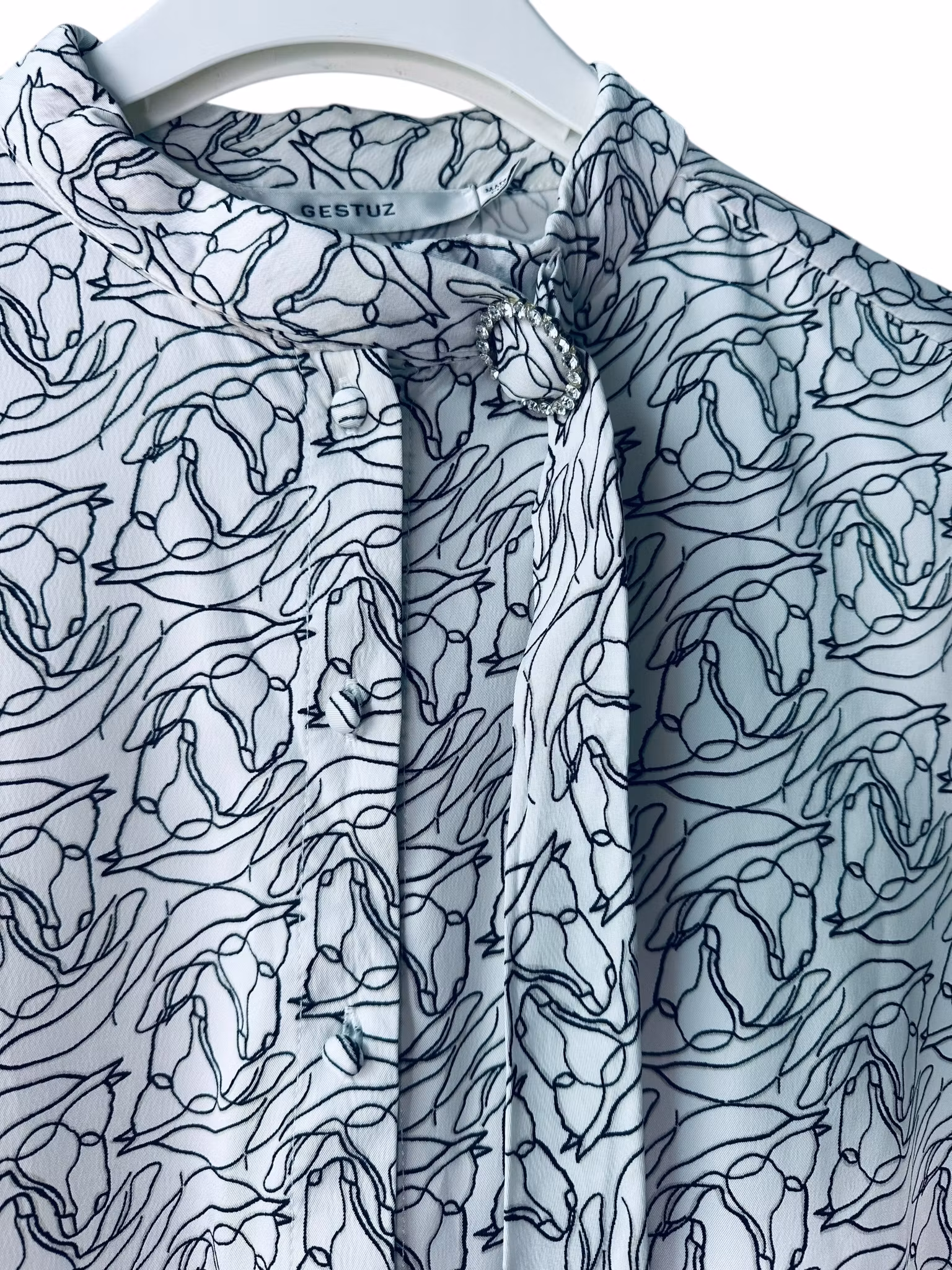 Gestuz blus med hästprint