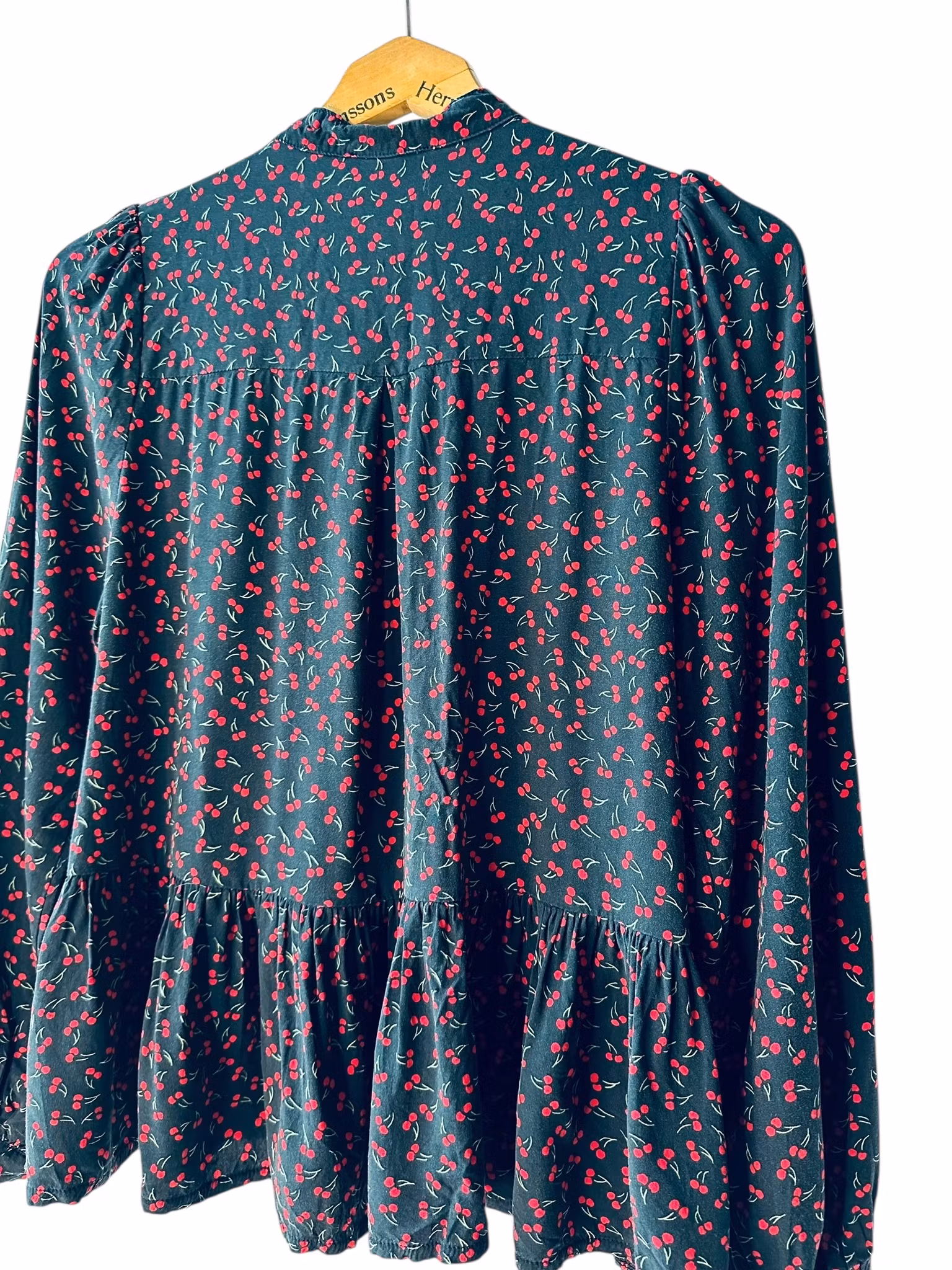 Blus med körsbär