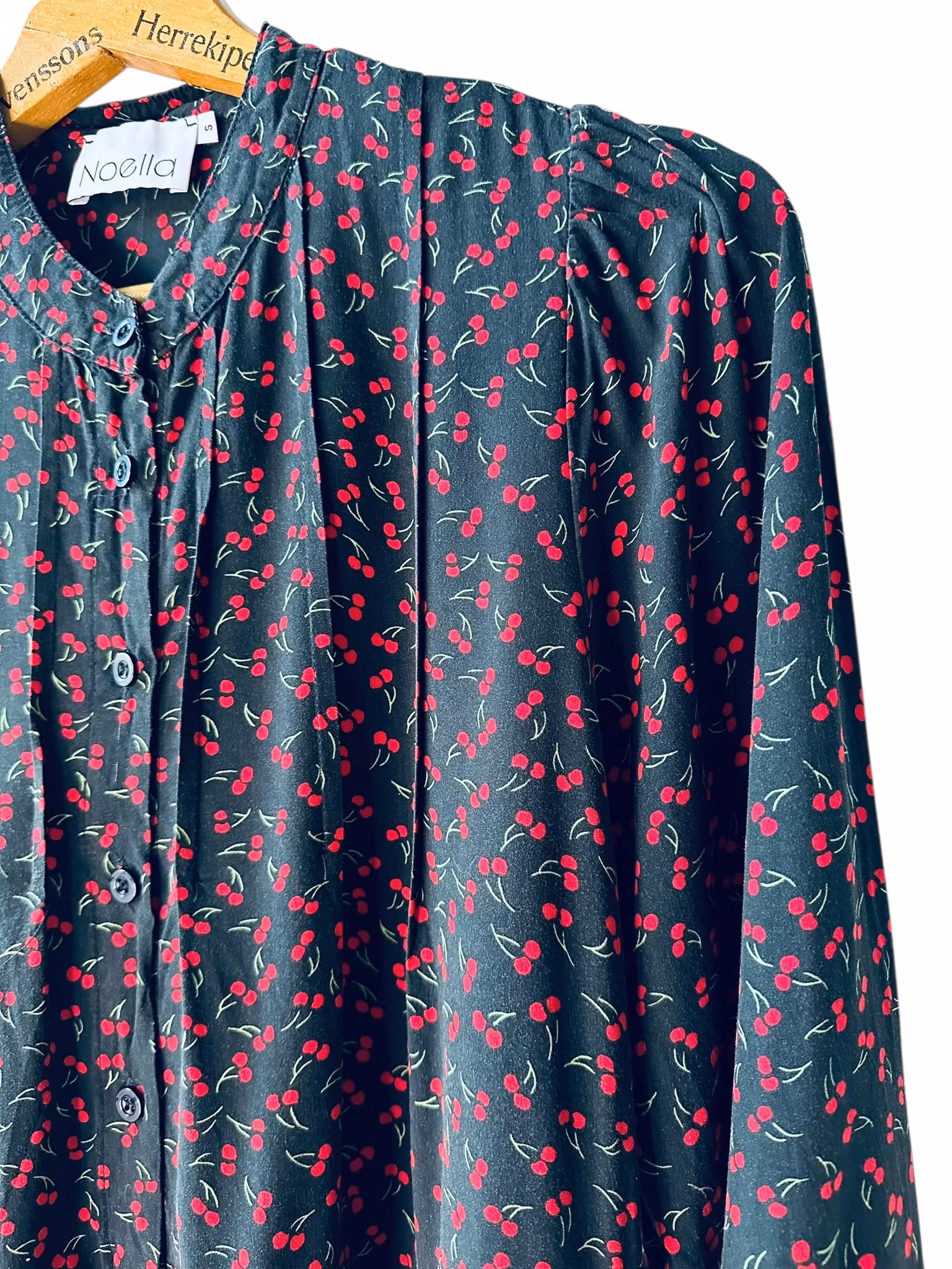 Blus med körsbär