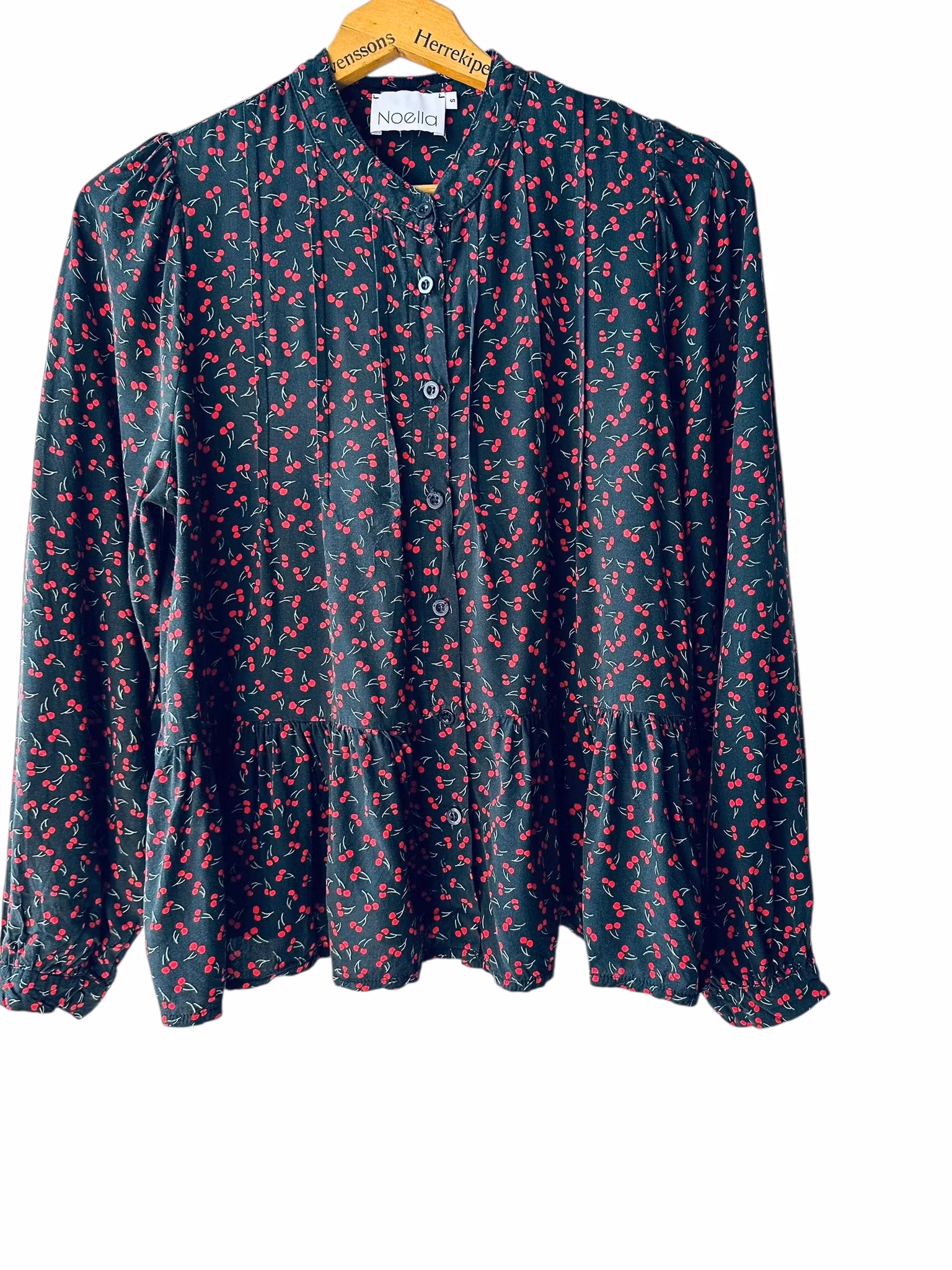 Blus med körsbär