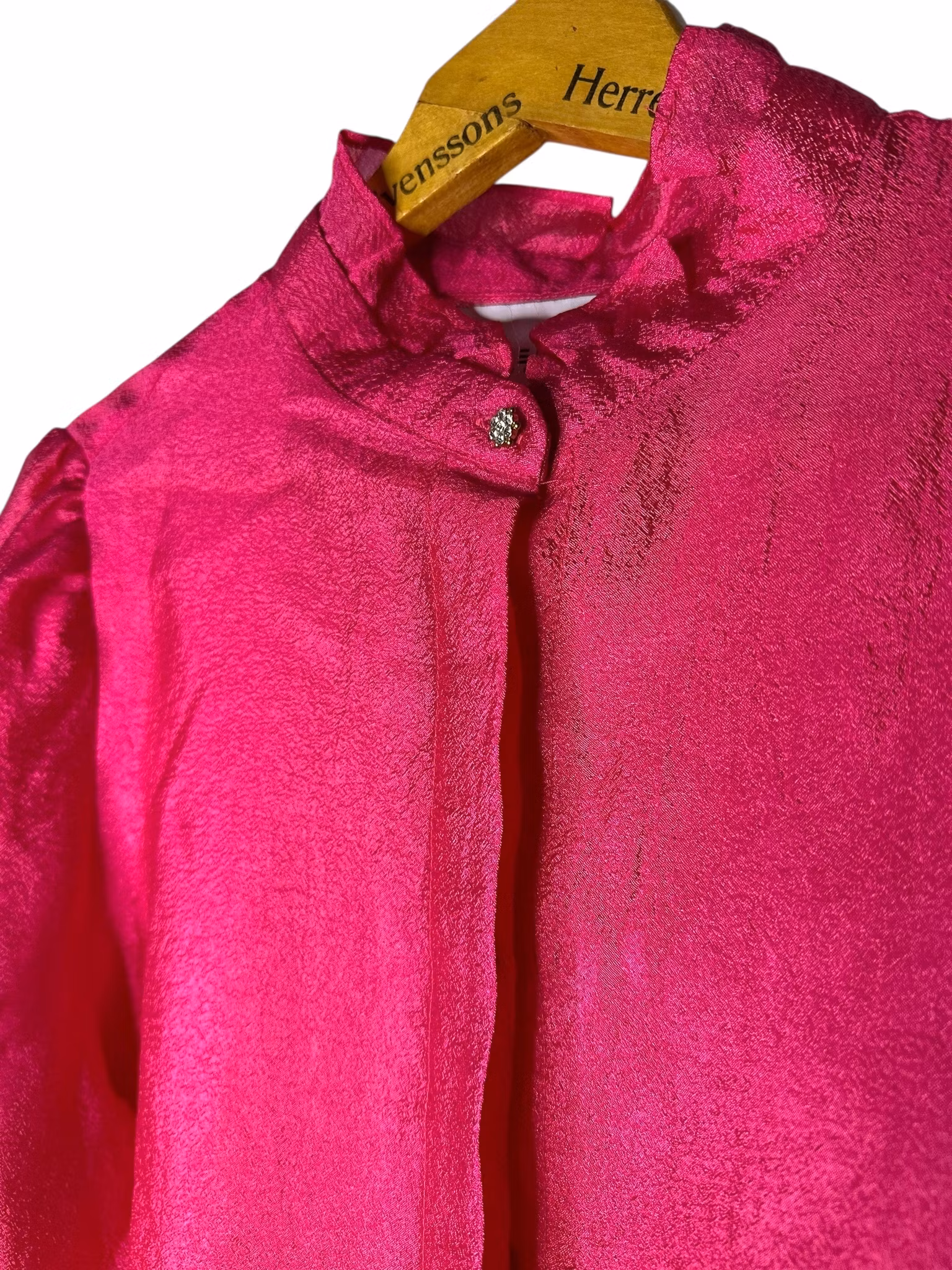 Rosa blus med strassdetalj