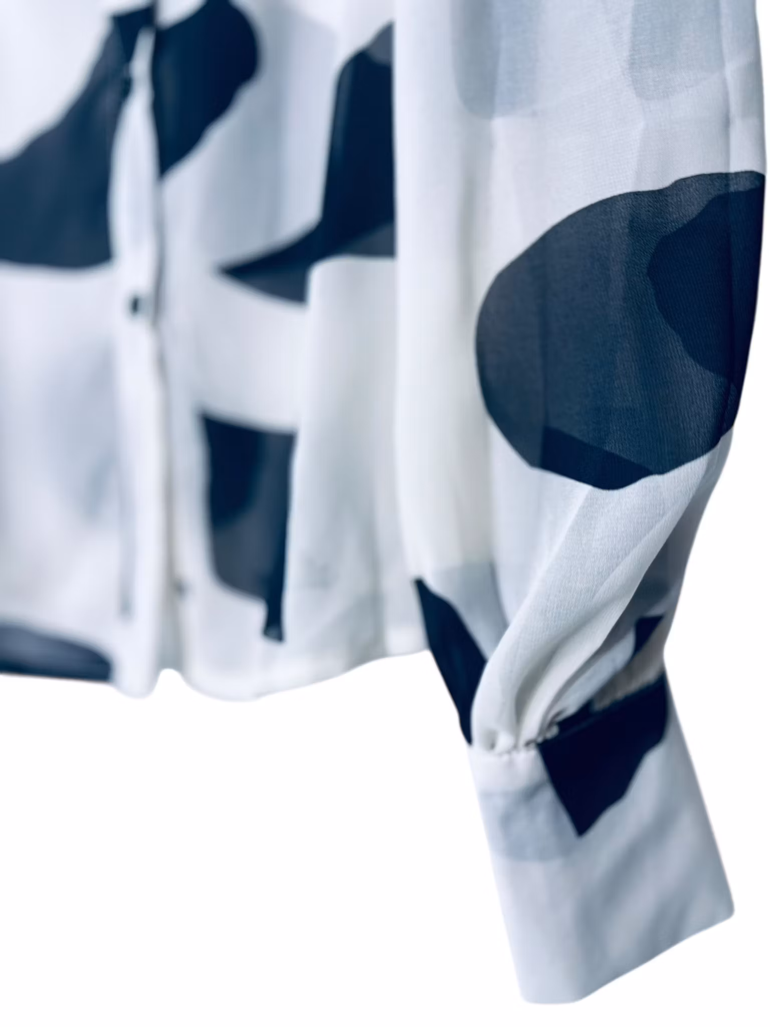 Svart-vit blus med puffärm