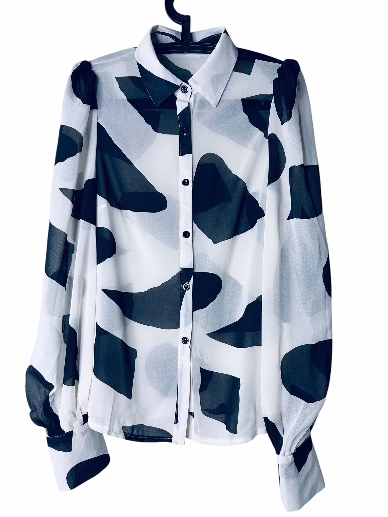 Svart-vit blus med puffärm