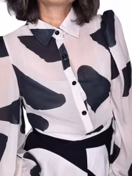 Svart-vit blus med puffärm