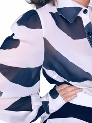 Svart-vit blus med puffärm