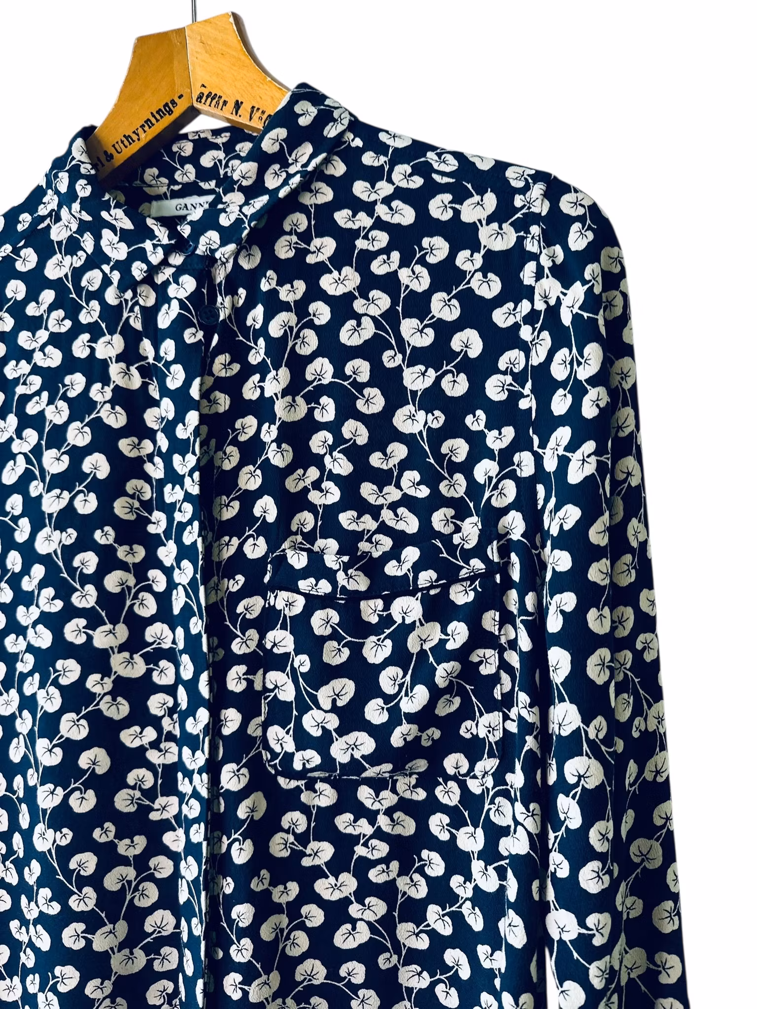 Ganni blå skjorta med vita blad