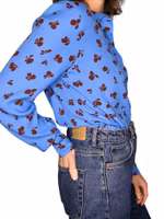 Ganni himmelsblå skjorta med vinröda blommor