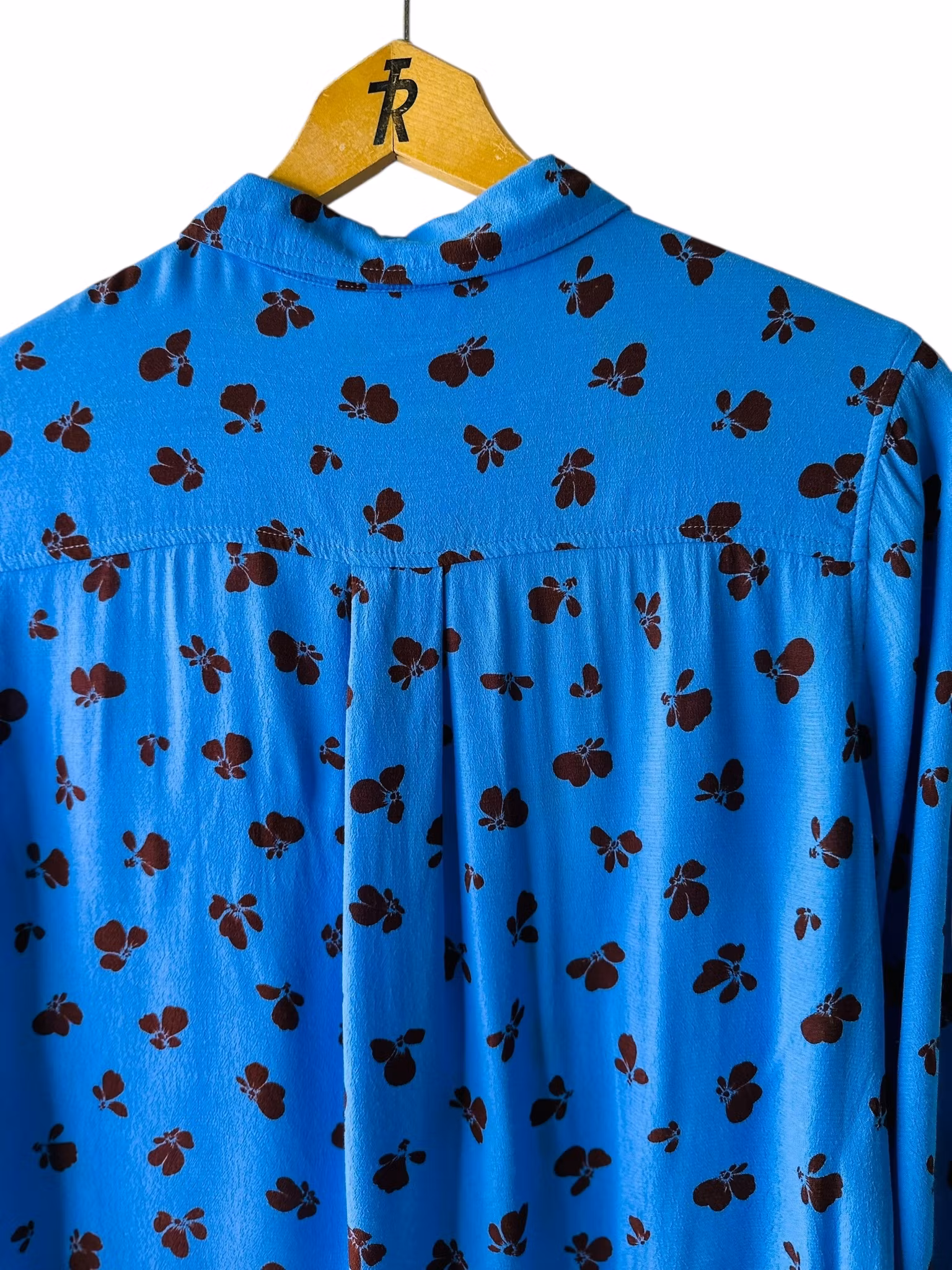 Ganni himmelsblå skjorta med vinröda blommor