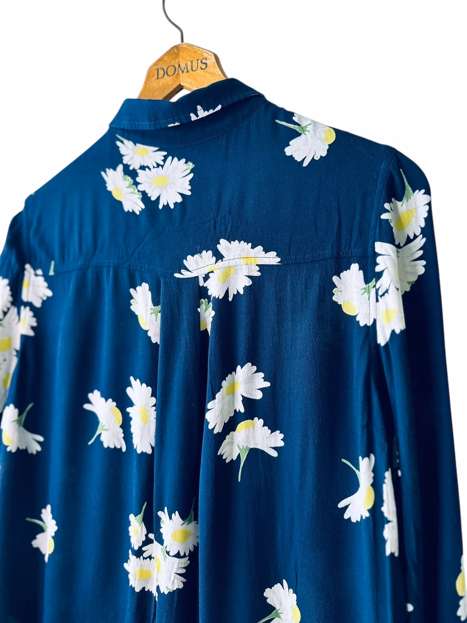 Ganni mörkblå skjorta med prästkragar