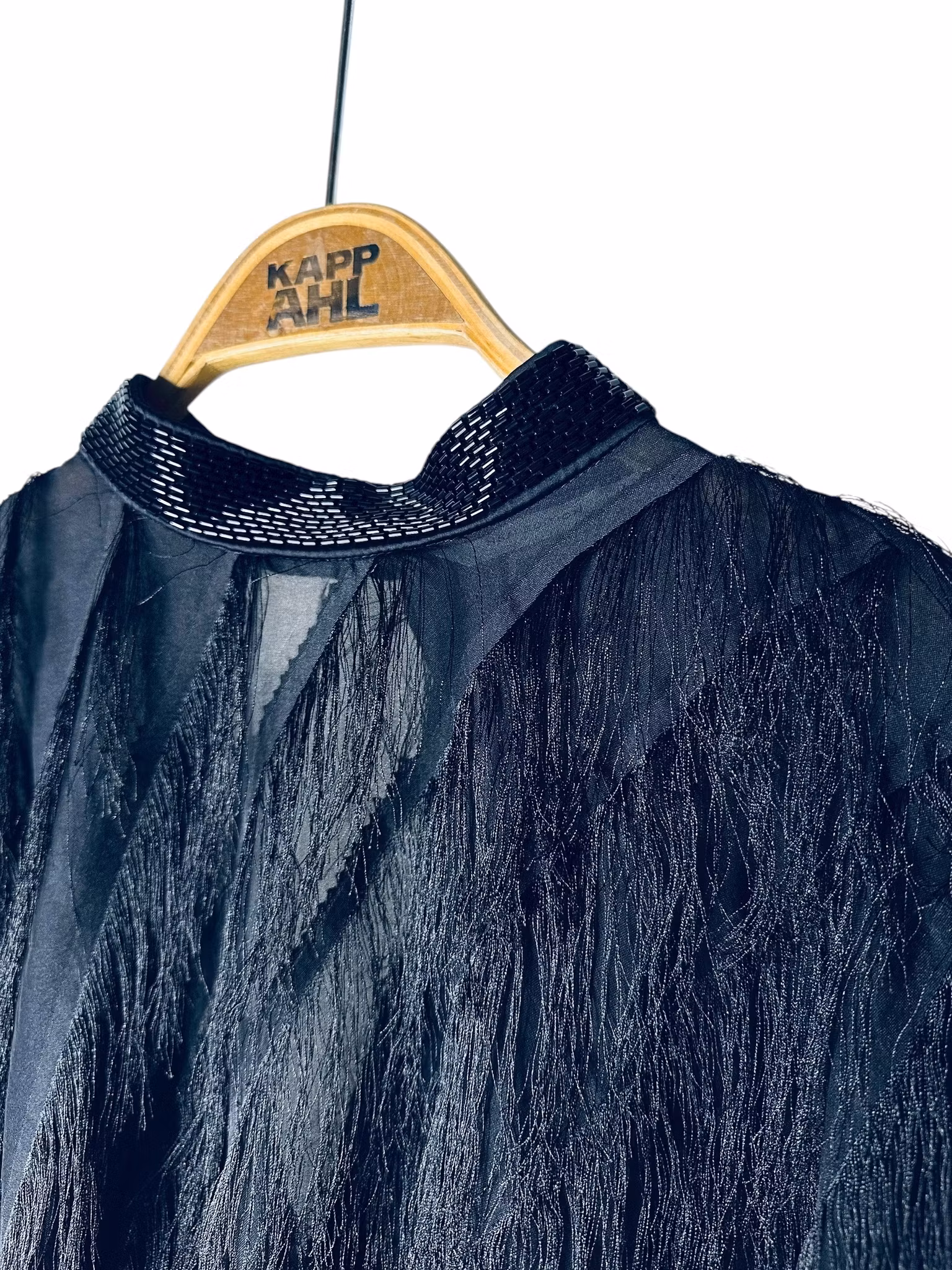 Fransig topp med pärlade detaljer