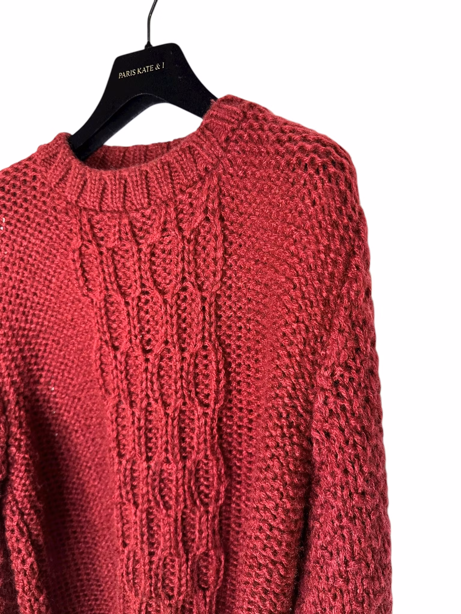 Handstickad vinröd tröja