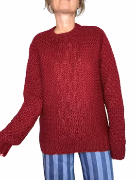 Handstickad vinröd tröja