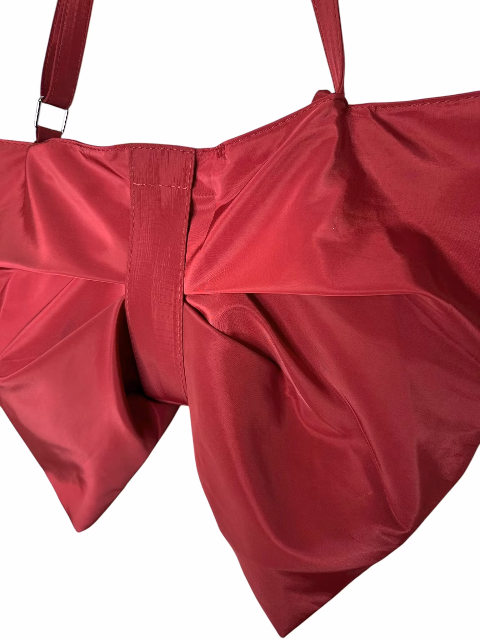 Vinröd rosettformad väska