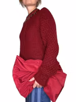 Vinröd rosettformad väska