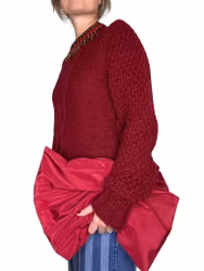 Vinröd rosettformad väska