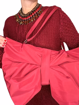 Vinröd rosettformad väska