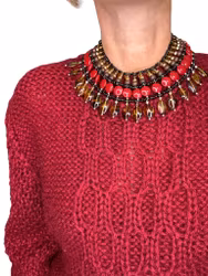 Stort halsband i vinrött