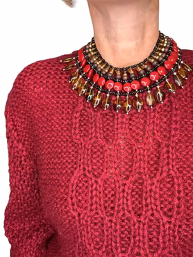 Stort halsband i vinrött