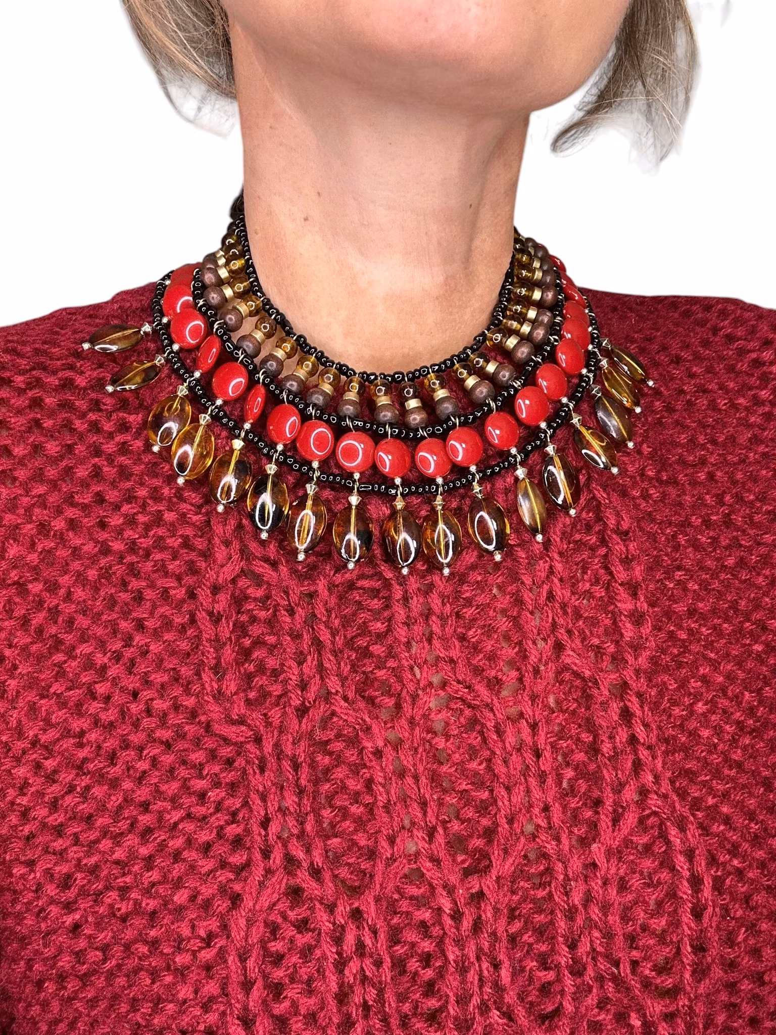 Stort halsband i vinrött