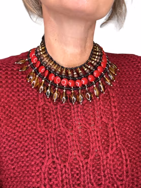 Stort halsband i vinrött