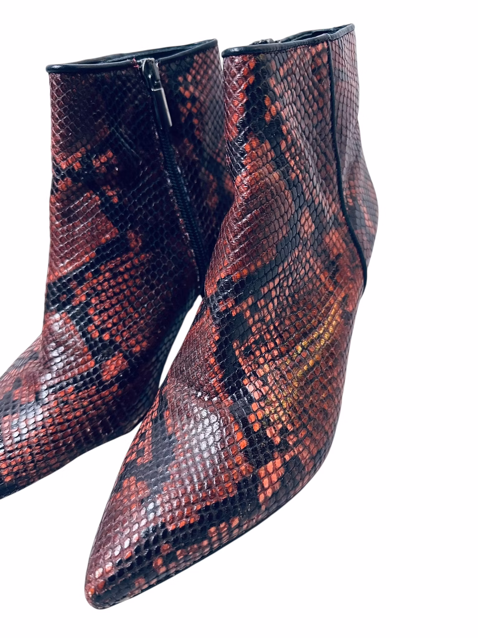 Vinröda boots i ormskinn