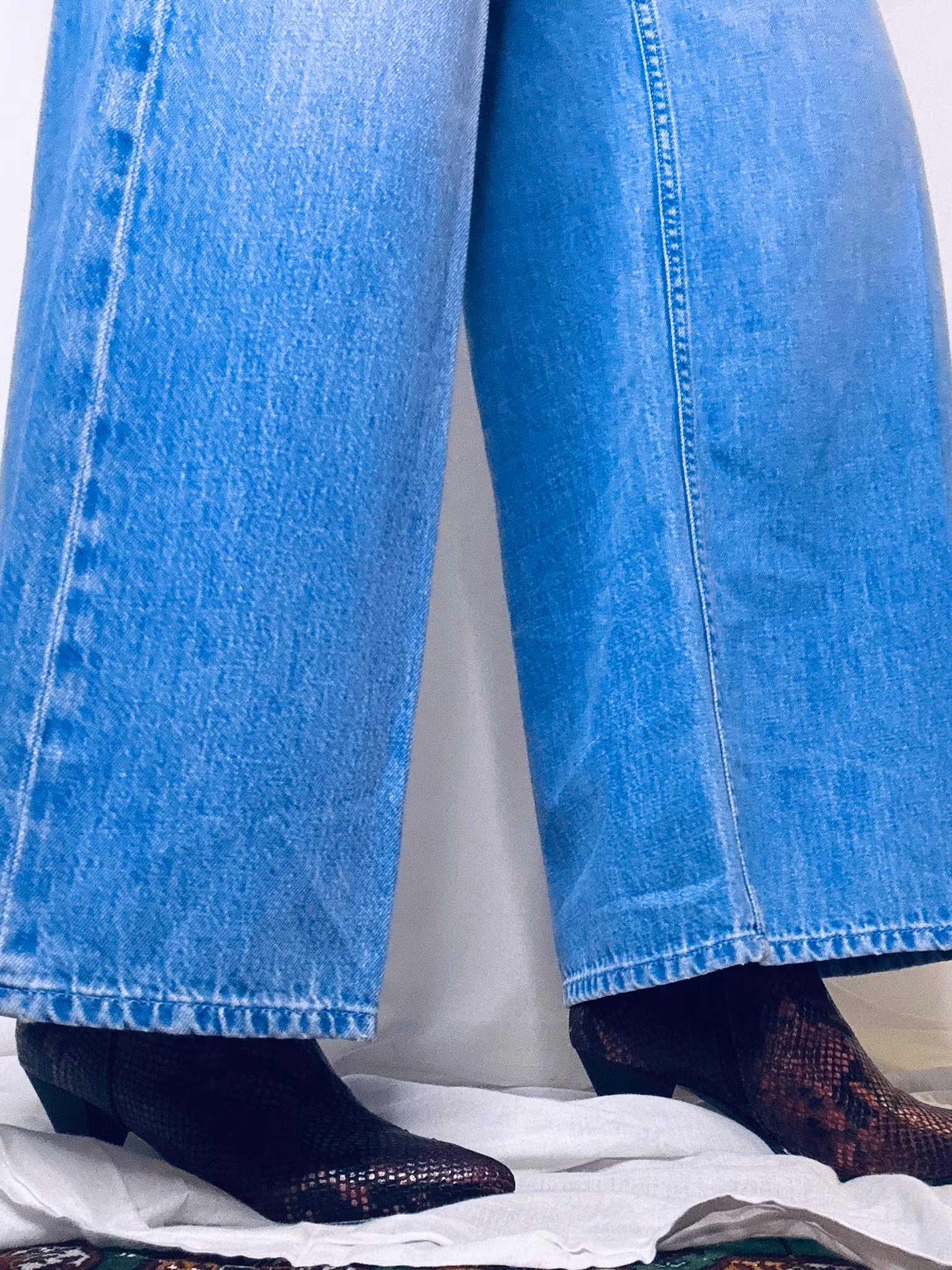 Vinröda boots i ormskinn