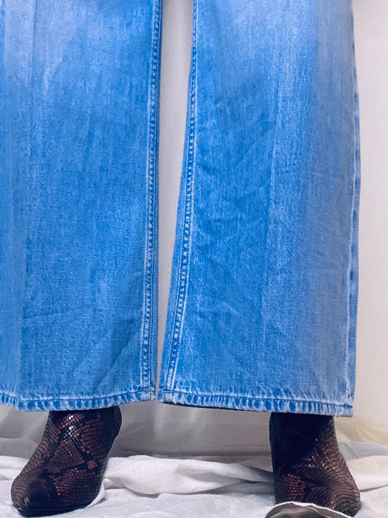 Vinröda boots i ormskinn