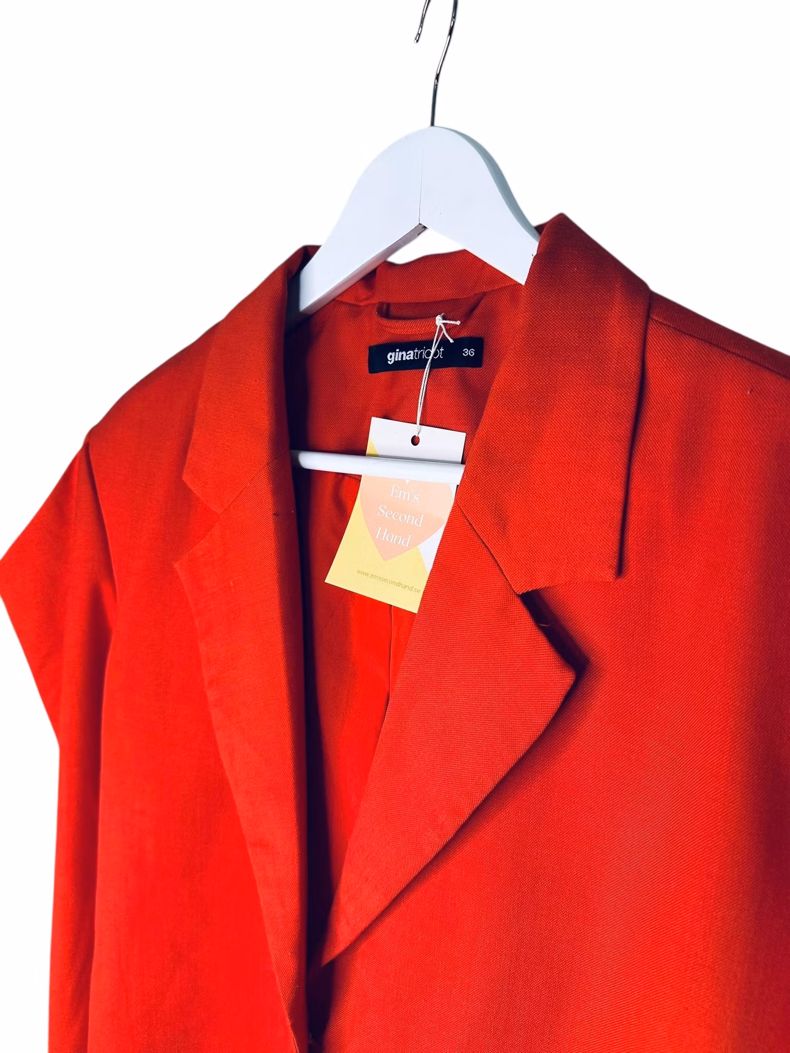 Röd kavaj med maxade axlar