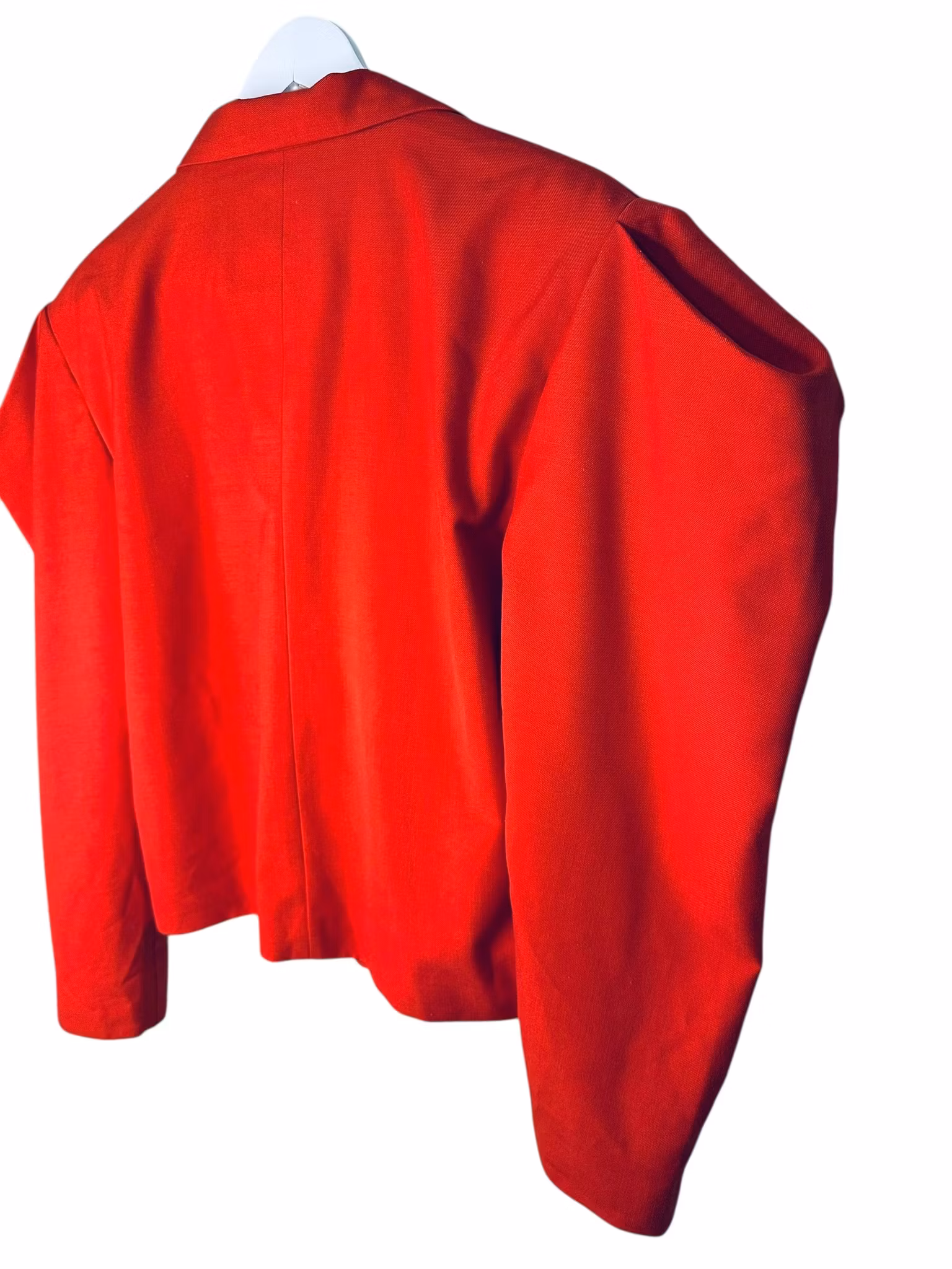 Röd kavaj med maxade axlar