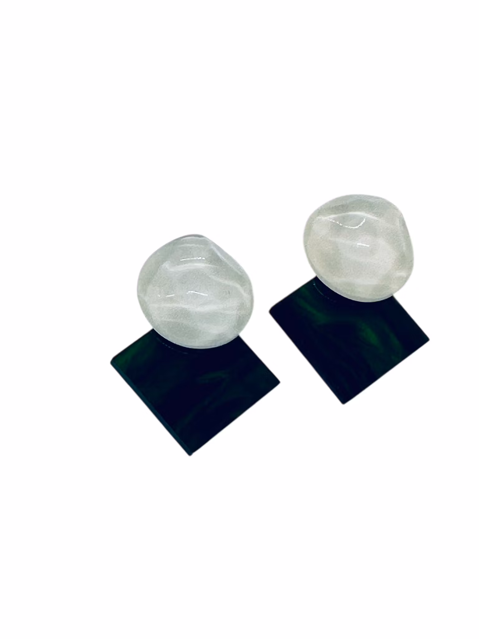 Örhängen skimrande vita med grönt