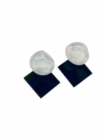 Örhängen skimrande vita med grönt