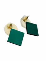 Örhängen skimrande vita med grönt