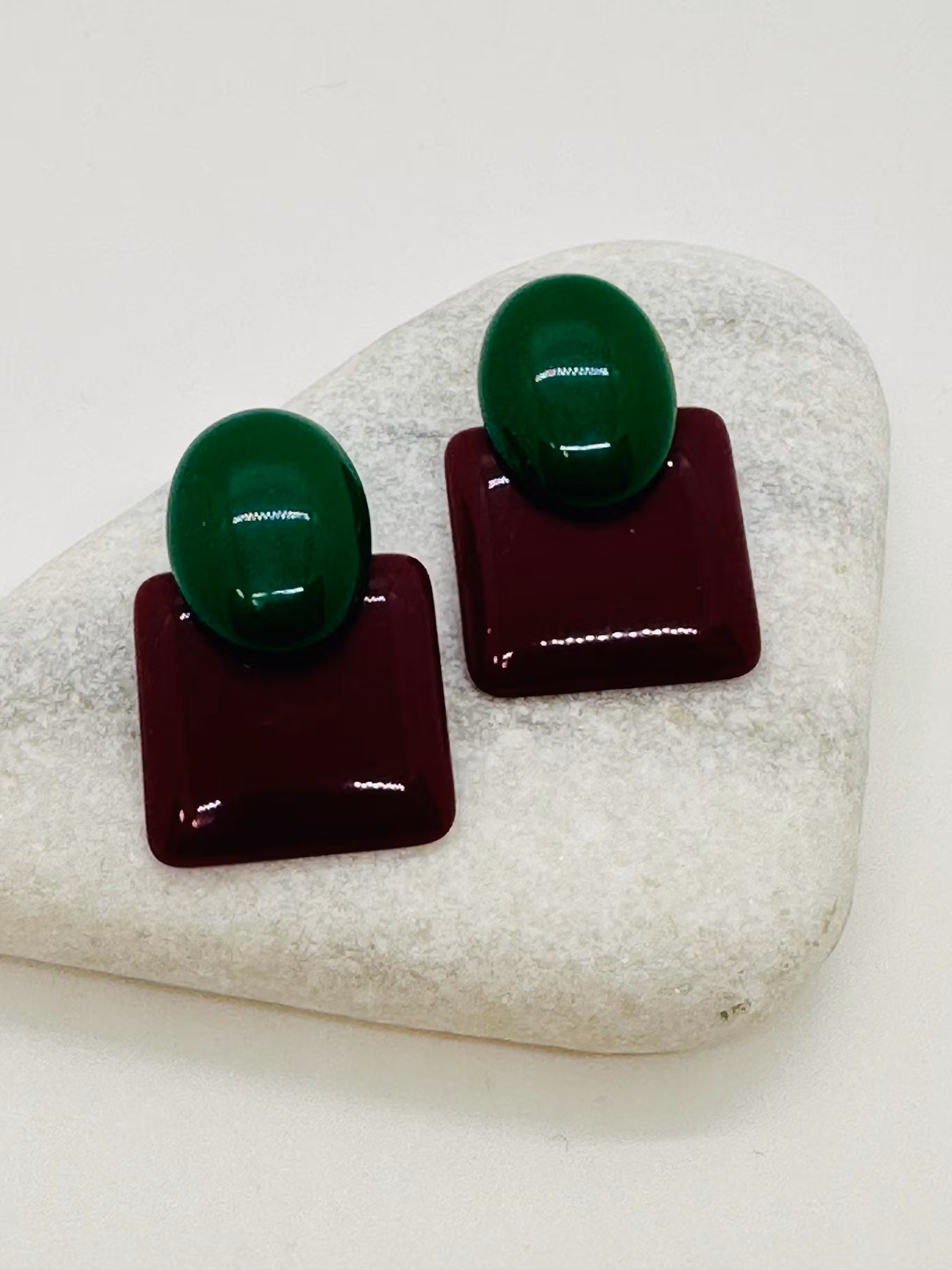 Örhängen vinröda och gröna