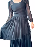 Asymmetrisk svart klänning