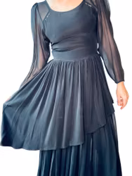 Asymmetrisk svart klänning