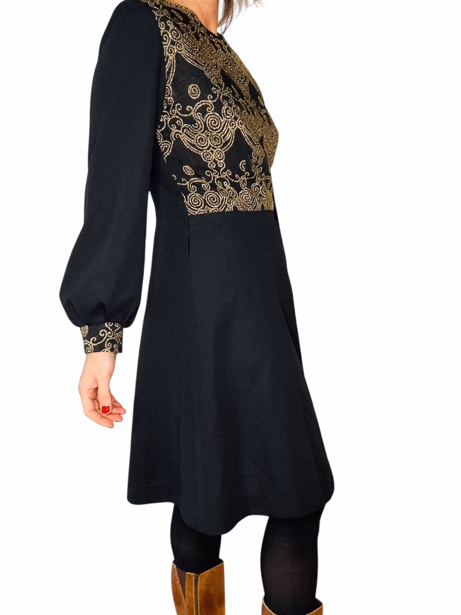 Vintage svart klänning med guldmönster