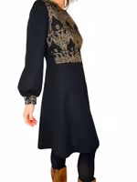 Vintage svart klänning med guldmönster