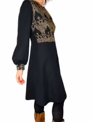 Vintage svart klänning med guldmönster