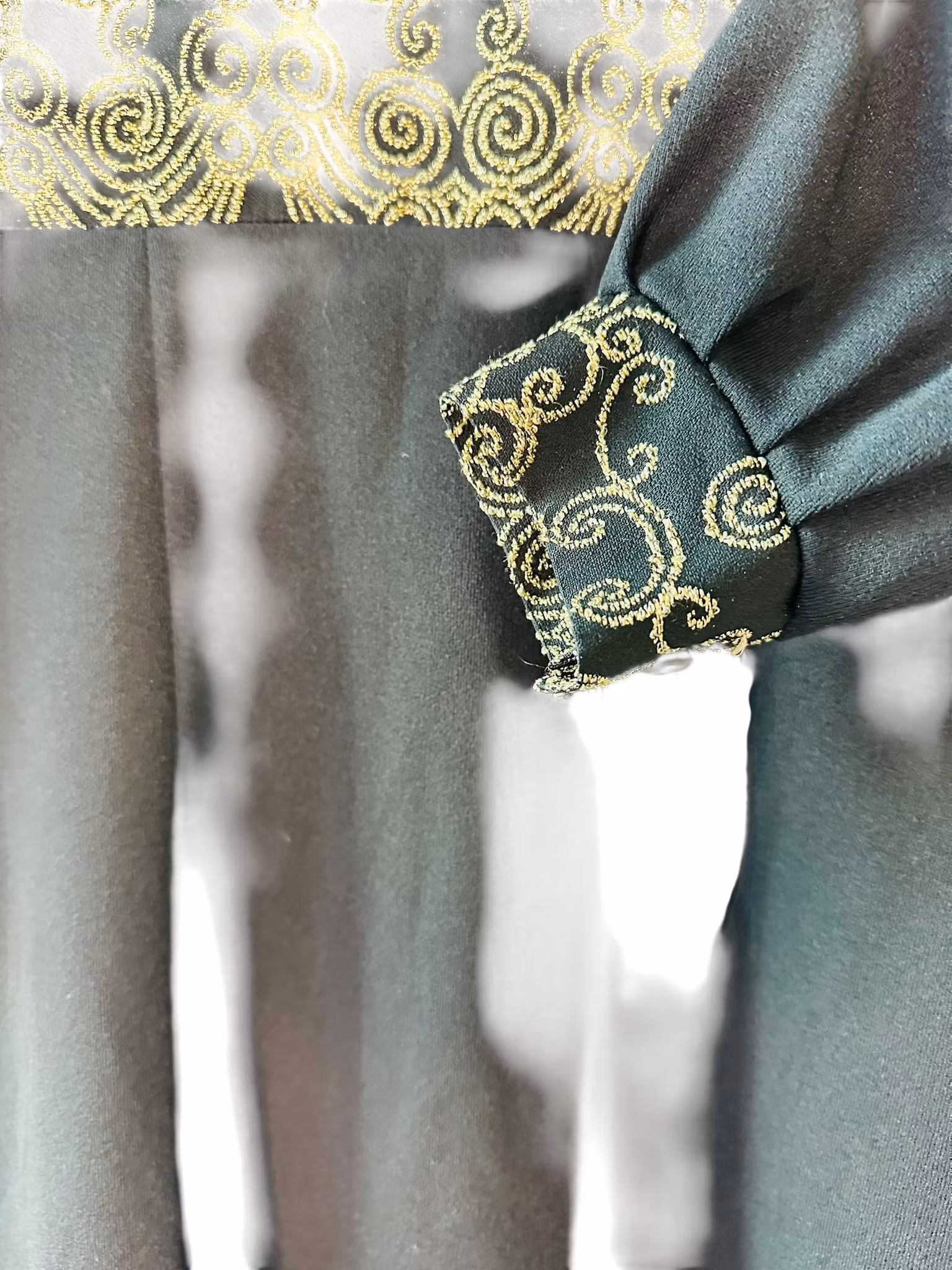 Vintage svart klänning med guldmönster