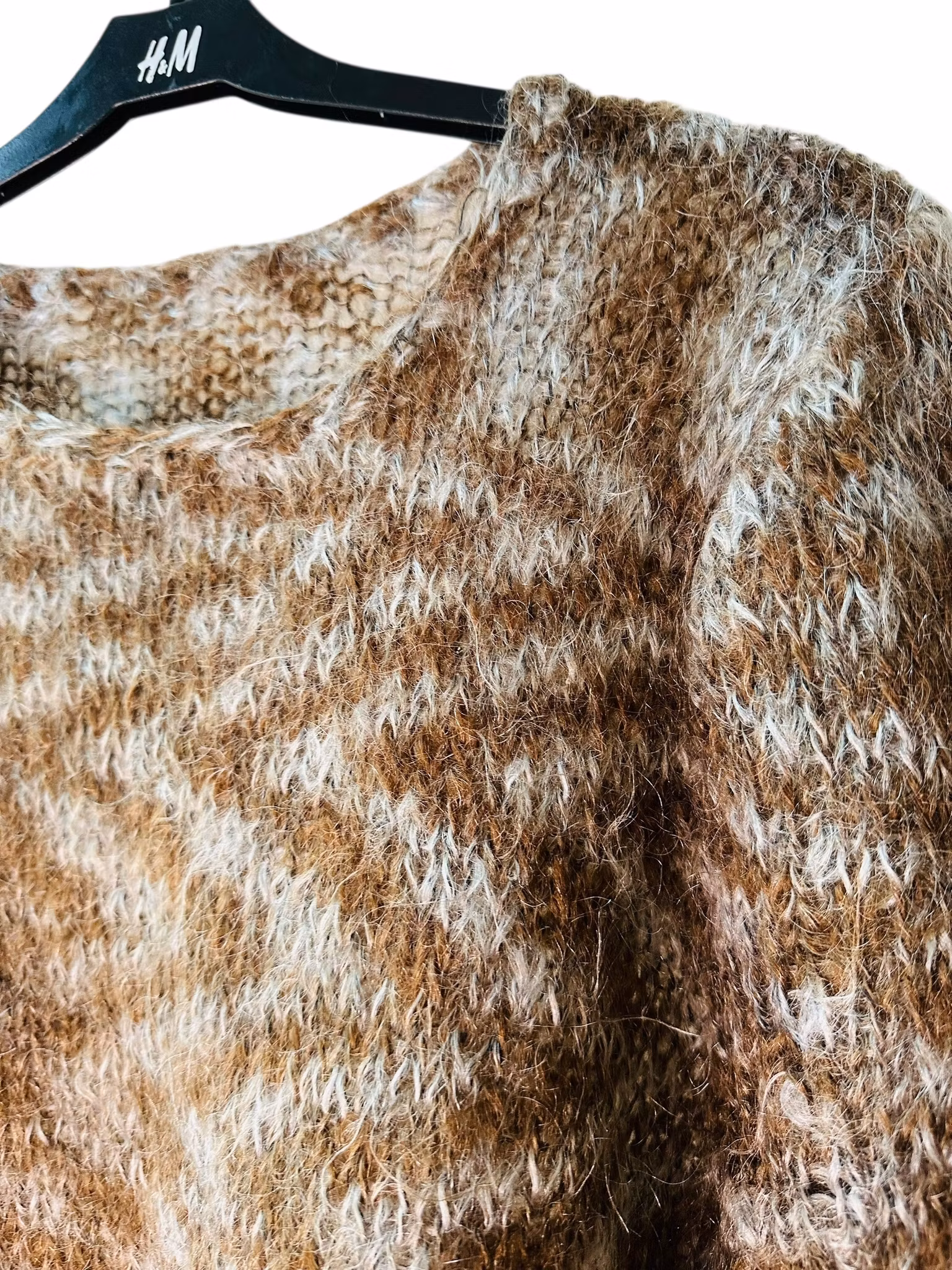 Handstickad tröja med klockad ärm