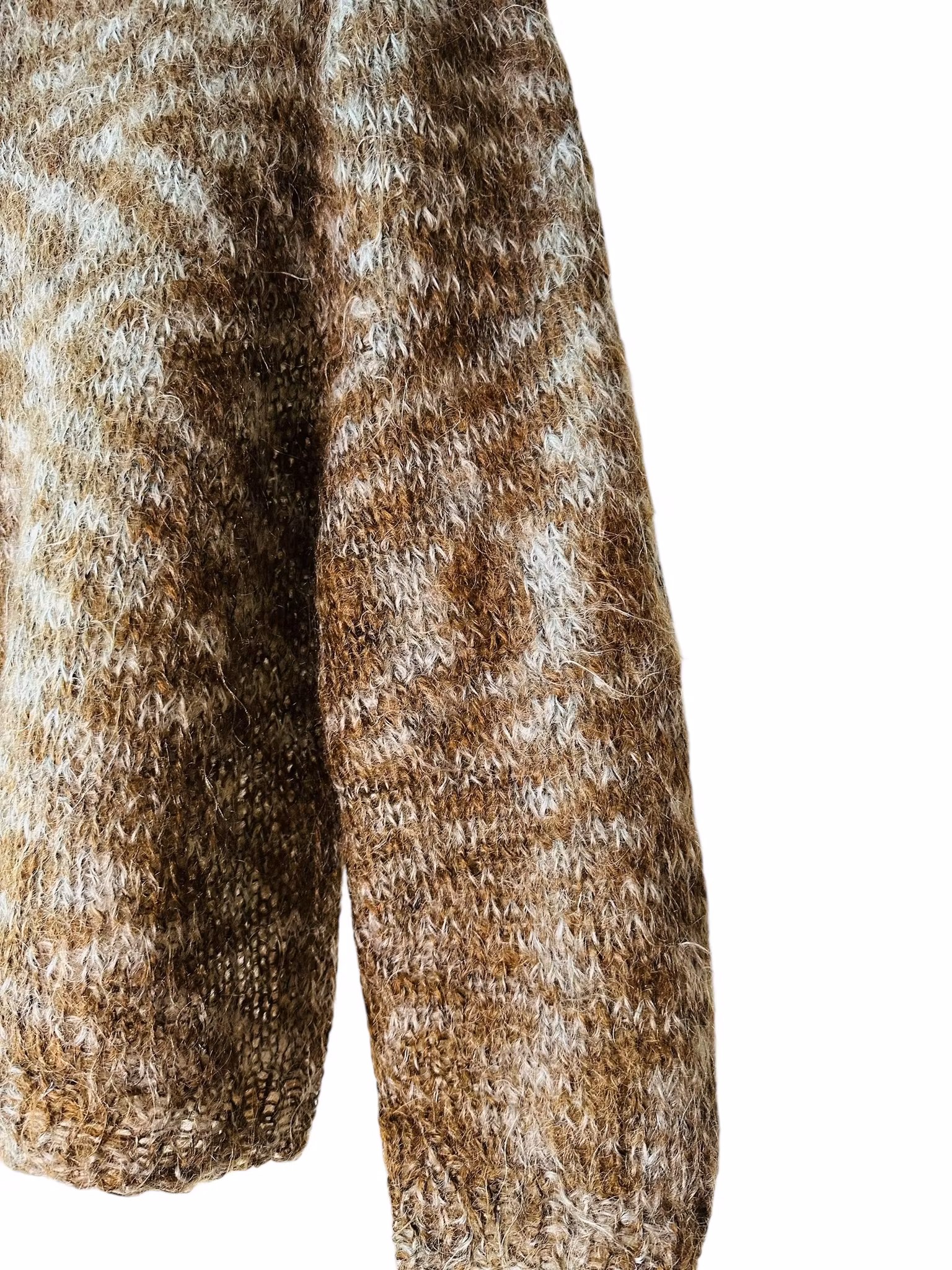 Handstickad tröja med klockad ärm