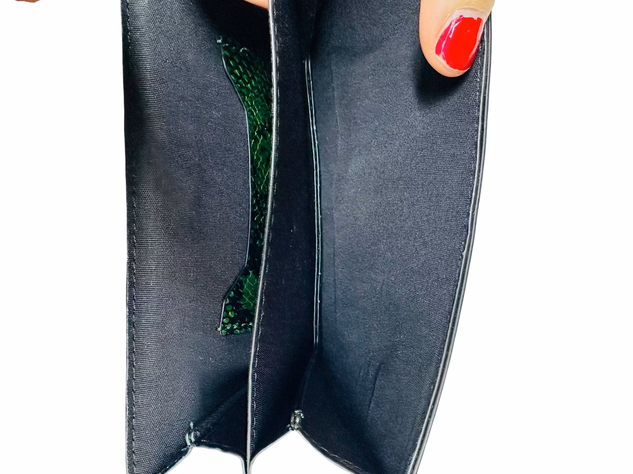 Grön väska med ormspänne