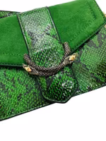 Grön väska med ormspänne