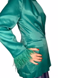 Grön kavaj med fjädrar