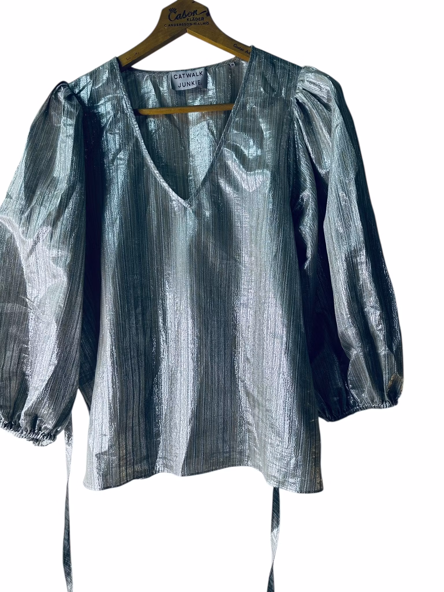 Silverfärgad topp med stora ärmar