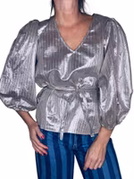 Silverfärgad topp med stora ärmar