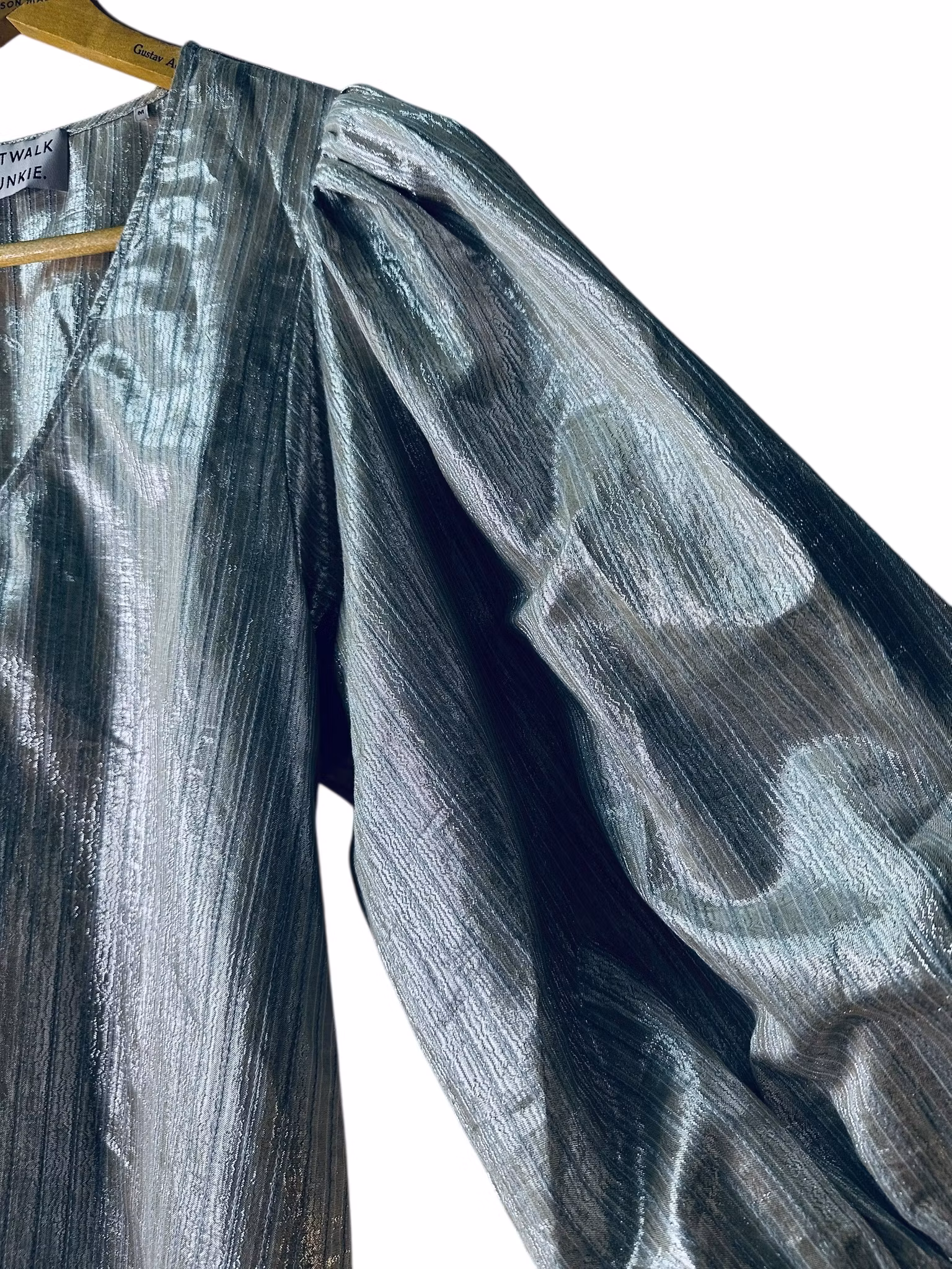 Silverfärgad topp med stora ärmar