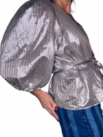 Silverfärgad topp med stora ärmar